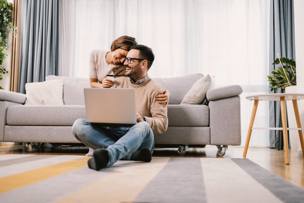 couple realizing they have an 800 credit score 
